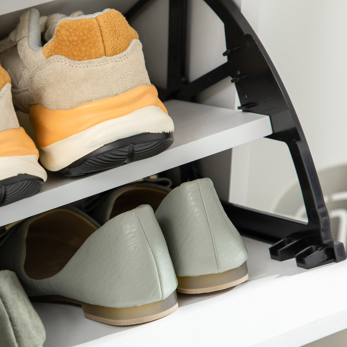 HOMCOM Moderner Schuhschrank für 12 Paare Schuhe mit 2 Klappflügeltüren und Schublade, 76x26x110 cm, Weiß