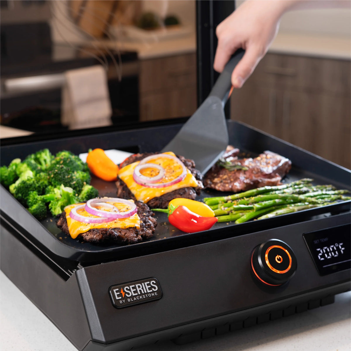 Blackstone E - Series 17" Electric Tabletop Griddle with Hood, Black