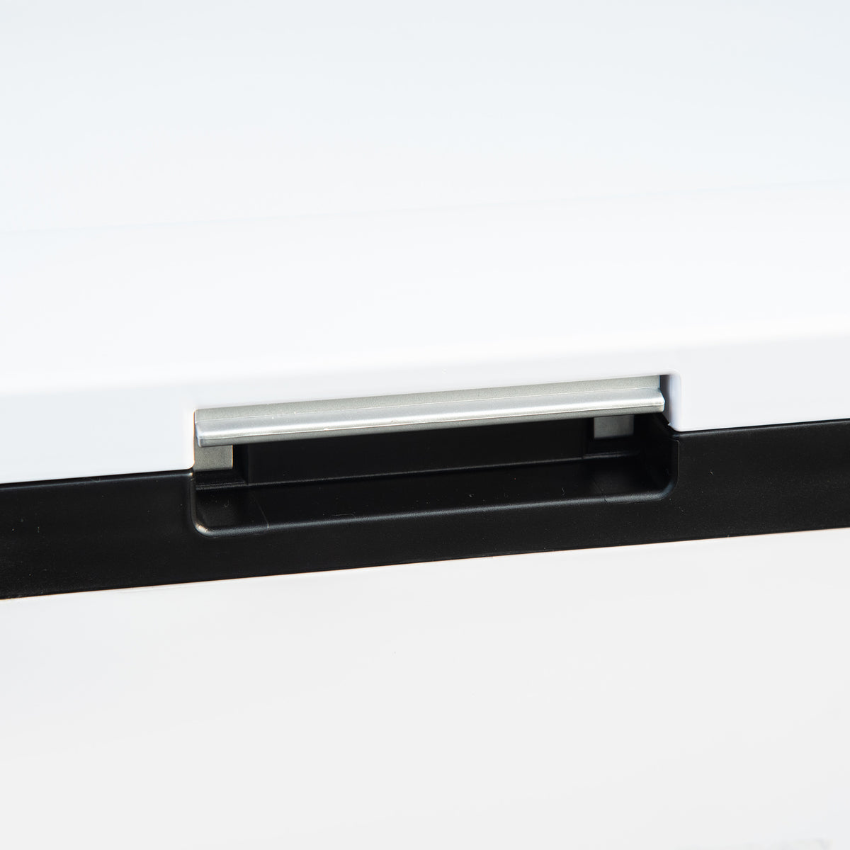 Outsunny Elektrische tragbare Kühlbox 25L 12/24V bis -20℃ Kompressor-Kühlschrank und -Gefrierschrank für Auto mit LED-Licht und klappbaren Griffen Niedriger Energieverbrauch für Zuhause Camping 58,5x33,5x35,2 cm Weiß